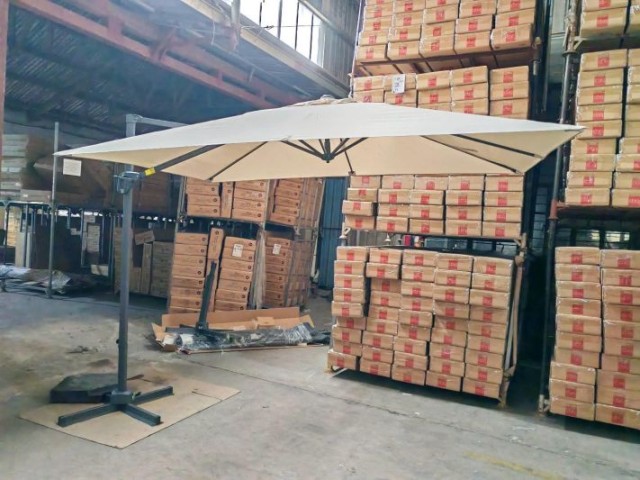 Costway Ορθογώνια Κρεμαστή Ομπρέλα Κήπου 300 x 200 cm Μπεζ με Μανιβέλα, Πεντάλ και Σταυρωτή Βάση NP13292BE