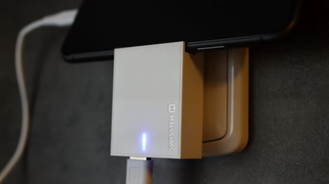 SWISSTEN Φορτιστής Ταξιδιού με Έξυπνο IC και 2x USB 3A + Καλώδιο Δεδομένων USB / Lightning MFi 1,2m Λευκό 8595217463295