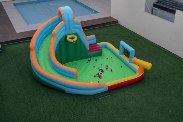 Costway Φουσκωτή Νεροτσουλήθρα με Πισίνα Μπάλες Ωκεανού Ποδοσφαίρου Μπάσκετ Αναρριχητικό Τείχος (χωρίς Φυσητήρα) NP11991