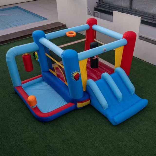 Costway Φουσκωτό Κάστρο με Αεραντλία και Τσουλήθρα & Χώρο Αναπήδησης & Καλάθι Μπάσκετ & Σάκους Πυγμαχίας & Πισίνα με Μπάλες NP12053DE