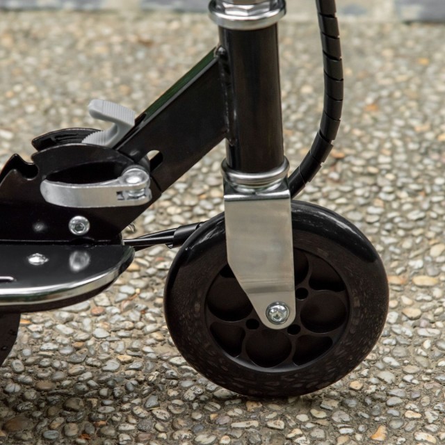 HOMCOM Πτυσσόμενο ηλεκτρικό σκούτερ με σέλα 2 τροχούς Ρυθμιζόμενο τιμόνι για παιδιά 7 ετών - Μαύρο AA1-042BK