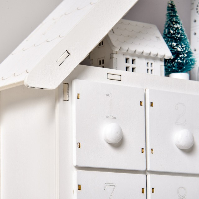 Ξύλινο Χριστουγεννιάτικο Χωριό Ημερολόγιο με 24 Συρτάρια και Φωτάκια HOMCOM 830-416